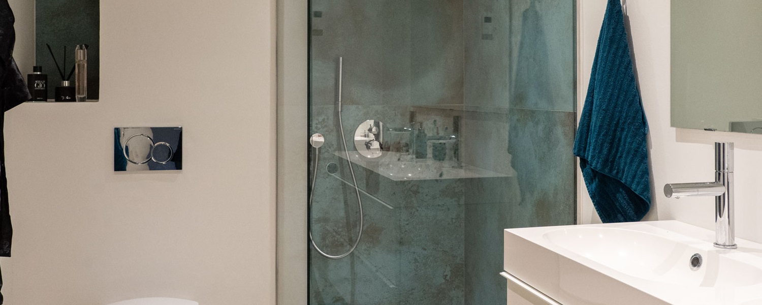 Glasvægge på badeværelser, lavet af Tilgaard Glas.